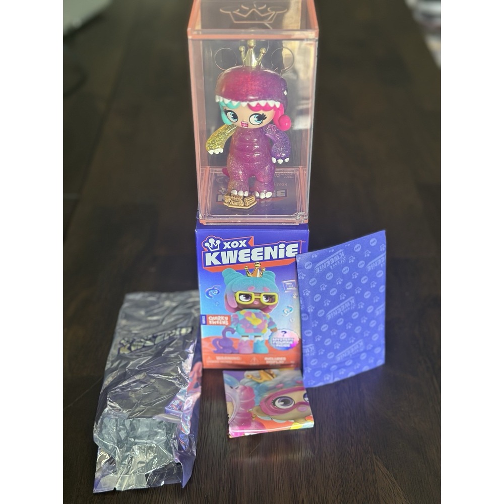 XOX Kweenie Quirky Kweens Series Kween of RAWR Figure Card‎ & Display Case